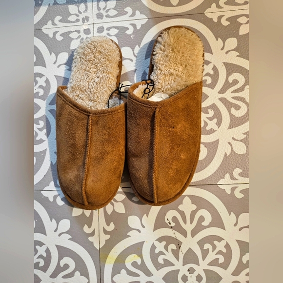 NWT-house slippers - Picture 1 of 2
